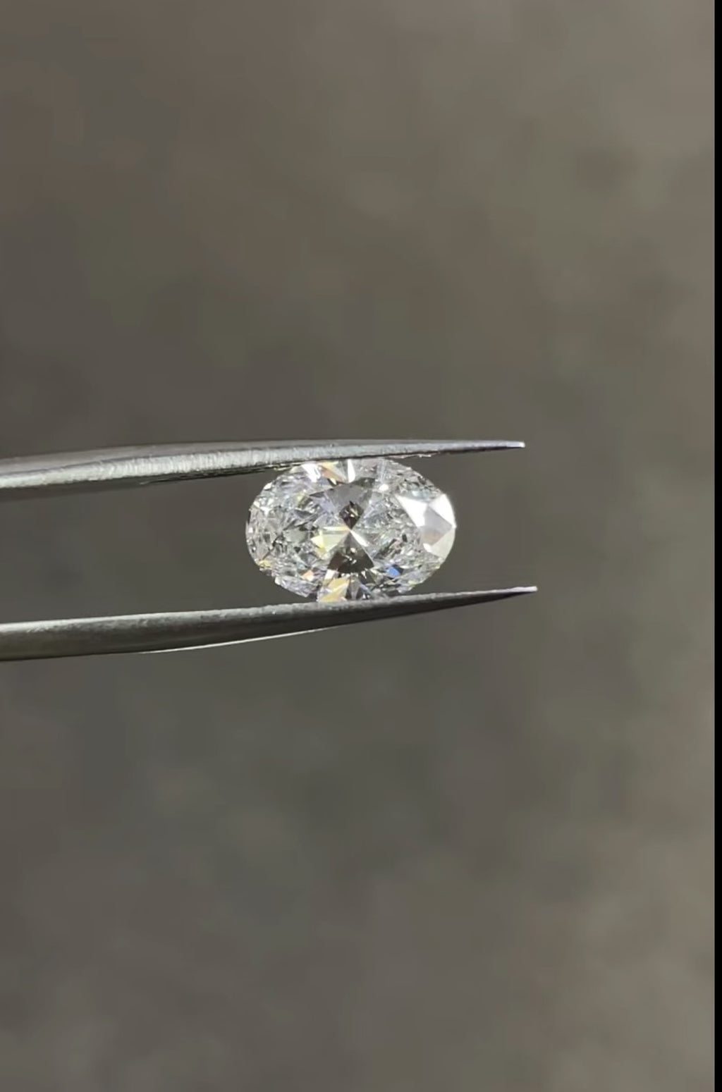 Diamante ovalado cultivado en laboratorio de 1,00 ct | Color D | VVS2 | Certificado IGI
