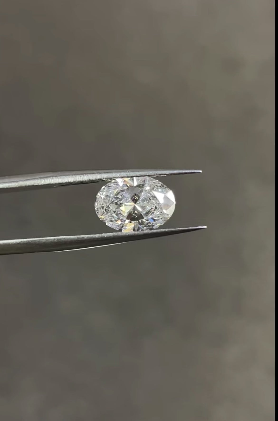 Diamante ovalado cultivado en laboratorio de 1,00 ct | Color D | VVS2 | Certificado IGI